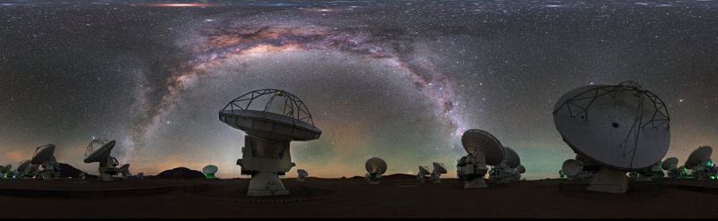 Pohľad na rádiotelskopy ALMA, púšť Atacama, Čile.