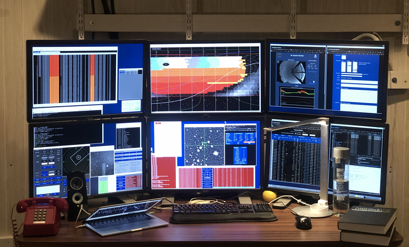 Monitors at the control room of the 0.7m Schmidt on Mt. Bigelow. Miestnosť odkiaľ sa ovláda 0.7m Schmidt ďalekohľad na Mt. Bigelow.