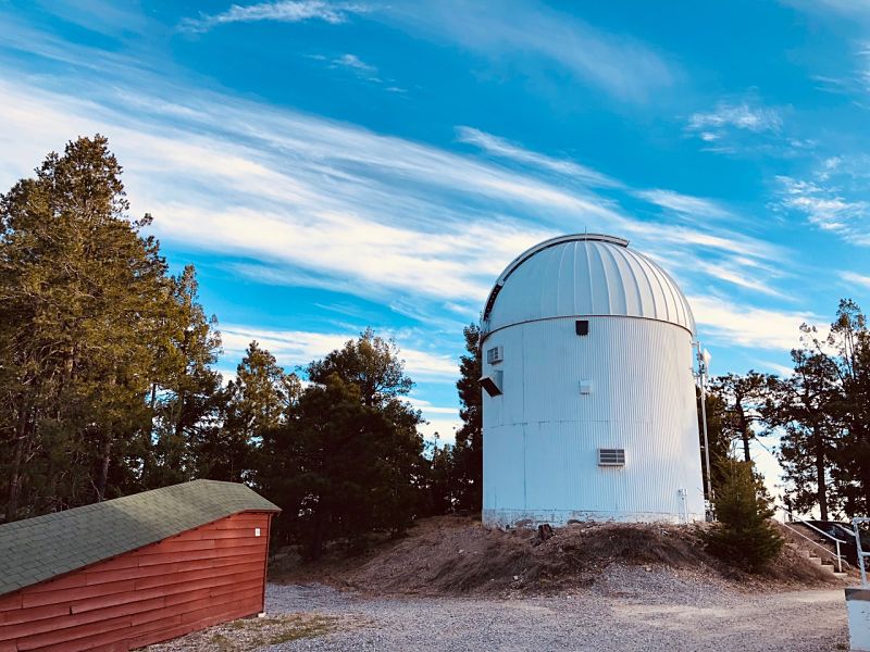 Budova observatória s 0.7m Schmidtovým ďalekohľadom a vstup na ubytovňu vľavo, Mt. Bigelow.