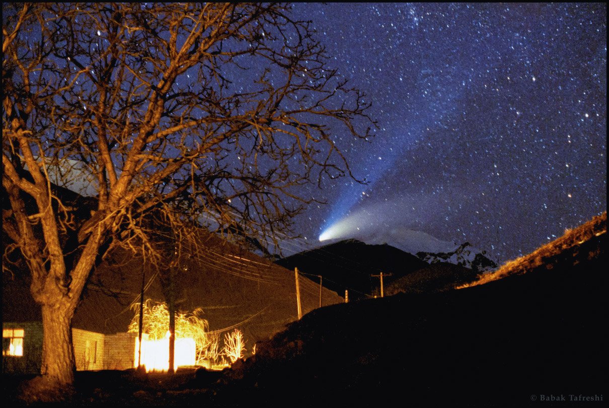 Kométa Hale-Bopp z pohoria Alborz, Irán, marec 1997. Kométa Hale-Bopp z pohoria Alborz, Irán.