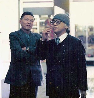Minoru Honda (vľavo) a Koichiro Tomita, objaviteľ C/1964 L1 (Tomita-Gerber-Honda) na 7. výročnej kometárnej konferencii 1977. Foto: Shigeki Murakami