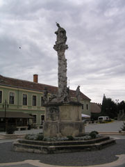 ... a  socha na hlavnom námestí mesta Kőszeg