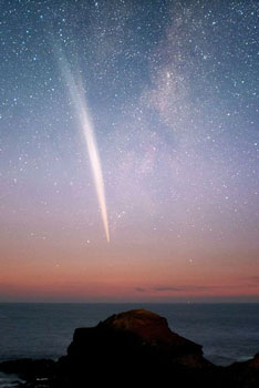 Comet rising above the Southern Ocean, 2011 Dec 23 at Cape Schanck taken by Alex Cherney