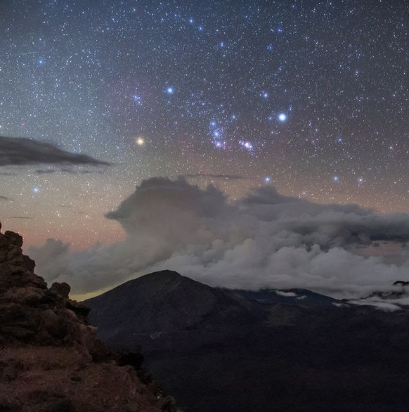 Orion nad sopkou Haleakala, Havajské ostrovy, USA.