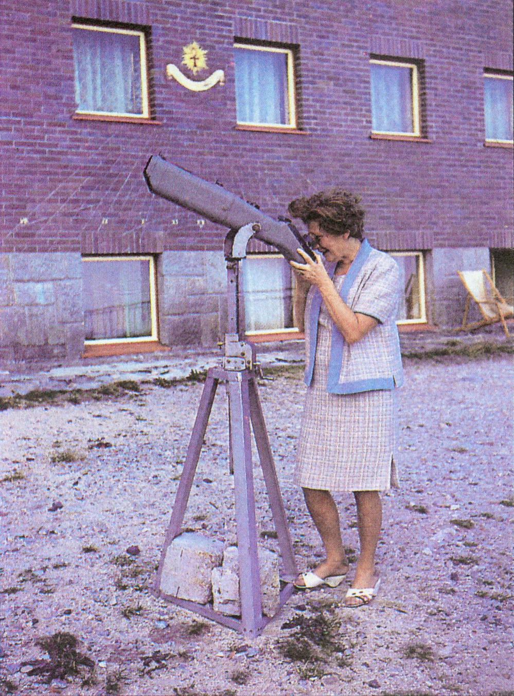 Ľudmila Pajdušáková pri binokulári 25x100 Somet Binar, ktorý používala na hľadanie komét, Skalnaté Pleso, 1967