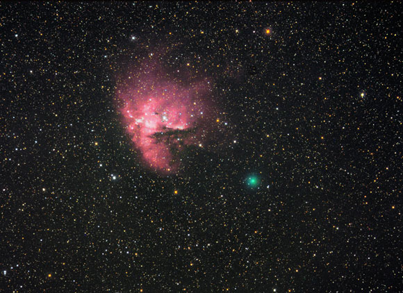 Jedinečné nebeské divadlo: C/2009 F6 (Yi-SWAN) and NGC281