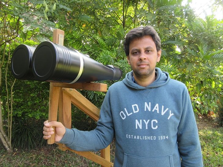 Amar Sharma s teleskopom na hľadanie komét Amar Sharma s teleskopom na hľadanie komét