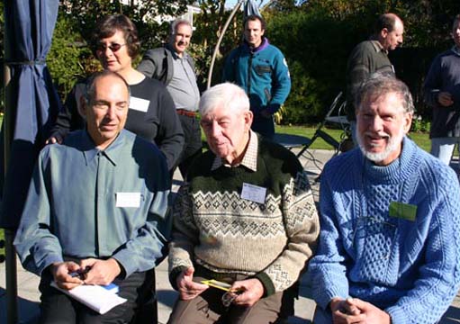 traja objavitelia komét: David Levy, Albert Jones a Rodney Austin