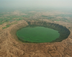 letecký záber na kráter Lonar, India letecký záber na kráter Lonar, India