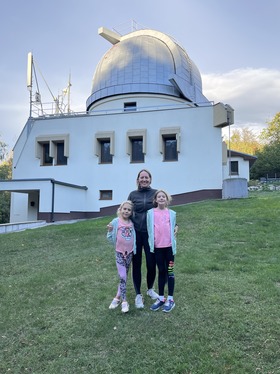 Jana s dcérami na návšteve observatória v Modre, 2022