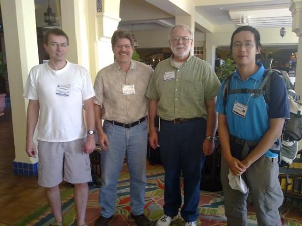 Quanzhi Ye spolu s velik�nmi: z�ava P. Pravec, R. Stevens a B. Warner