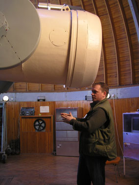 Krisztián Sárneczky pri Schmidtovom teleskope.