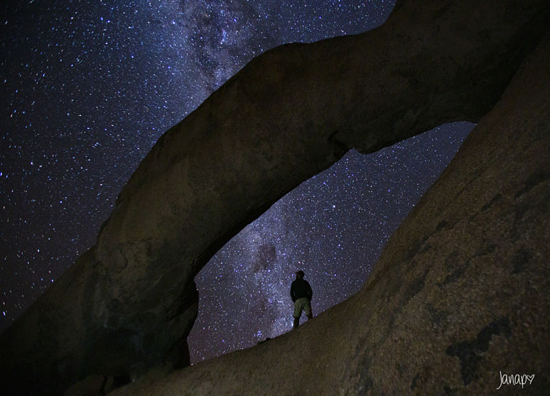 Úžas pri pohľade na tmavú oblohu, Spitzkoppe, Namíbia.