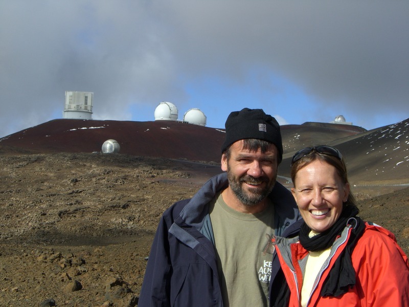Manželský pár na prechádzke na vrchole Mauna Kea, 2009. Manželský pár na prechádzke na vrchole Mauna Kea, 2009.