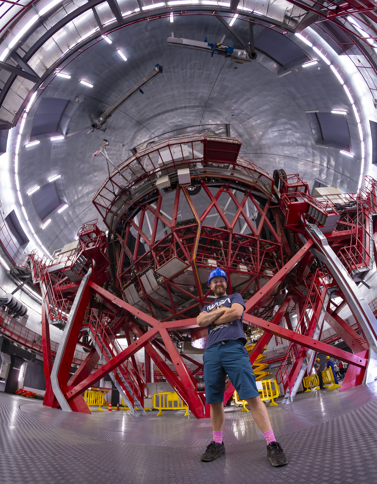 T. Slovinský pred obrím teleskopom, 10,4 m teleskop Gran Telescopio Canarias, La Palma, Kanárske ostrovy.