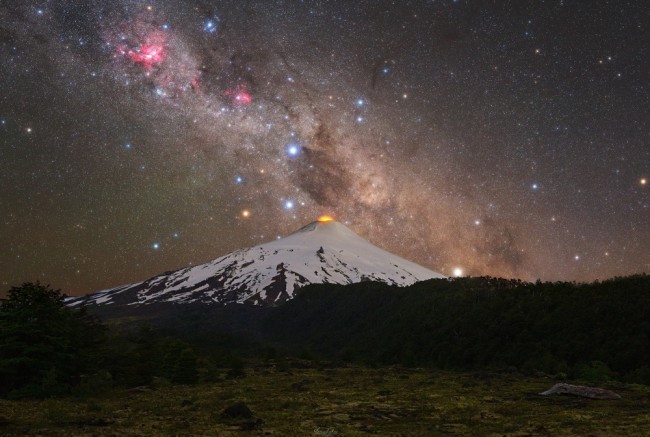 Súhviezdie Južný kríž nad vulkánom Villarica, Čile.